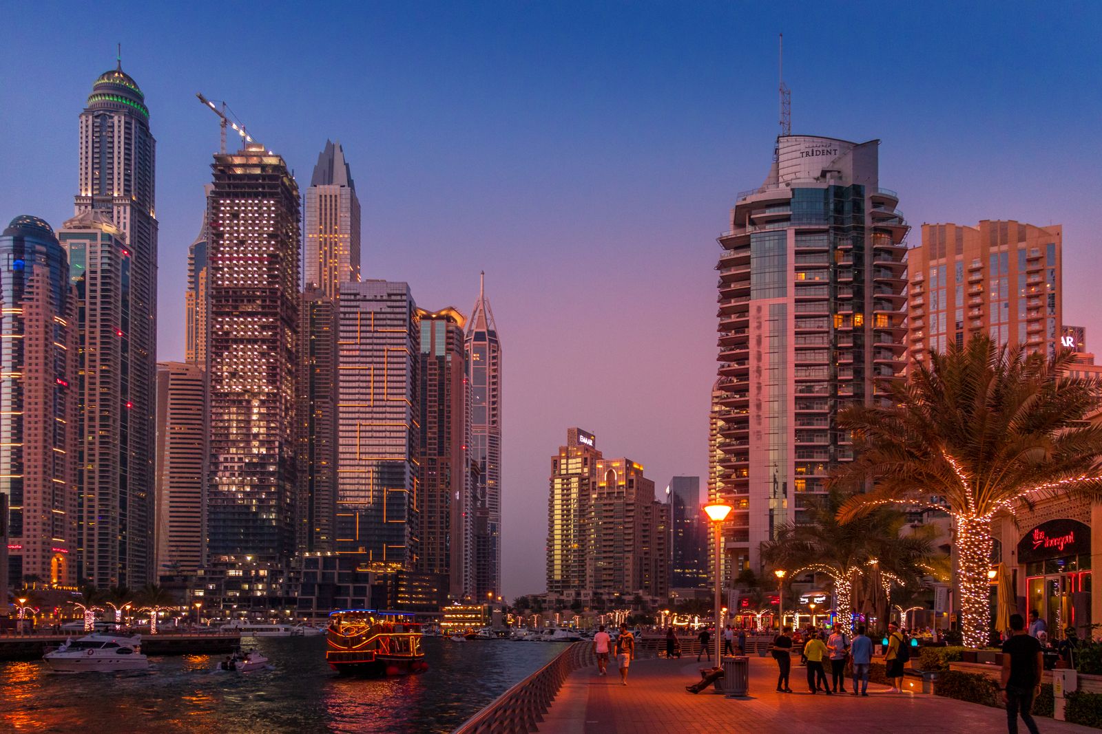 Akşamüstü Dubai Marina silüeti